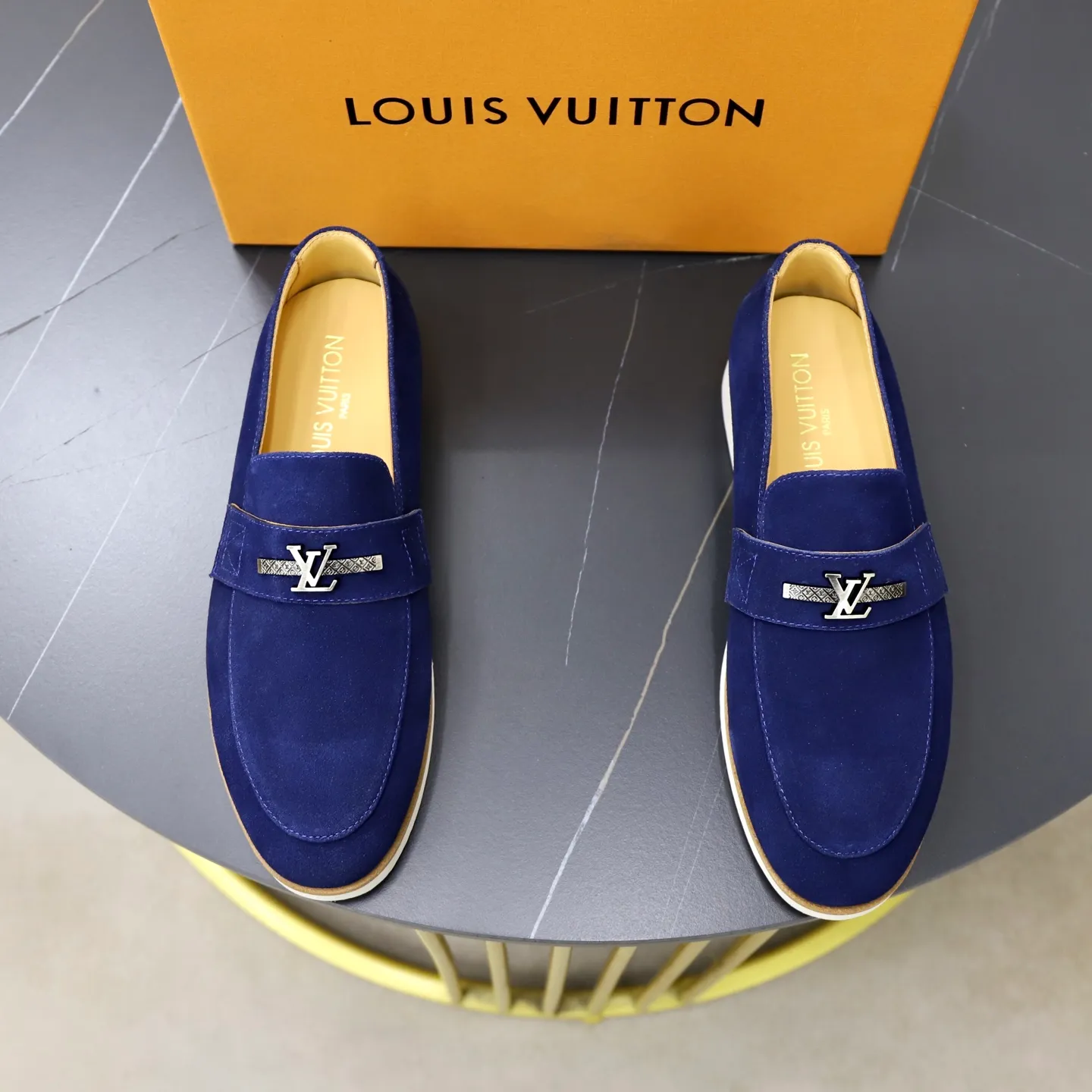 Ex-factory price: 442💰🙅‍♂️🙅‍♂️🙅‍♂️ Brand: LV Louis Vuitton Standard code: 38-44 (45 customized) Grade: Same as the official website Material: Original cow suede material stitching Comfortable and breathable cowhide lining Lightweight wear-resistant foam outsole Style category: Men's fashionable casual shoes Running sports shoes Distinguished luxury brand elements Top luxury color: actual picture color